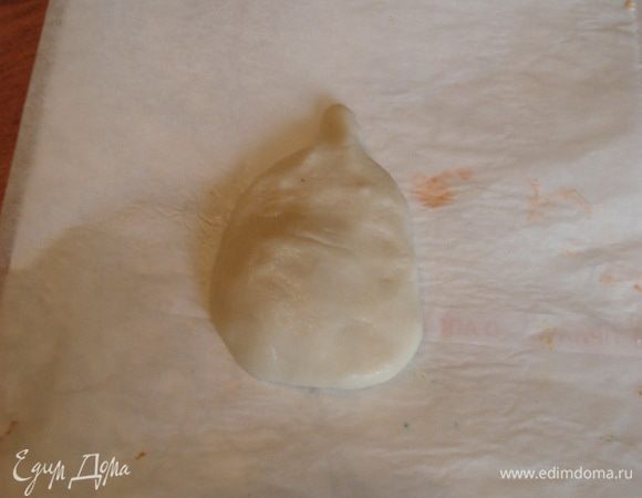 Волка, как и зайца, выпекаем из пресного теста, и, как в предыдущих рецептах, начинаем процесс изготовления нашего персонажа с замешивания теста, для чего хорошо перемешиваем муку, сахар, соль, к смеси добавляем воду и растительное масло и вымешиваем до однородной массы. Из готового теста начинаем работу над фигуркой с тельца.