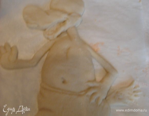 Вылепливаем мордашку, волосы, берет, глазки, ушки. Когда я все это делала, у меня разрядилась батарея в фотоаппарате, поэтому не смогла подробно сфотографировать этот процесс.