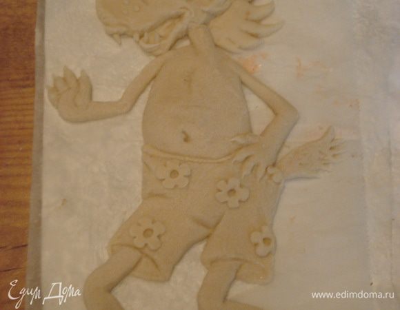 Вылепливаем хвост, цветочки на трусы, и все это прикрепляем с помощью воды.