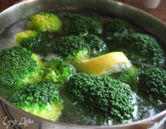 Брокколи разобрать на крупные соцветия и отварить в подсоленной воде с долькой лимона до мягкости.
Брокколи откинуть на дуршлаг и остудить.