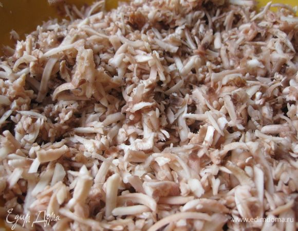 Лук мелко нарезать.
В сковороде разогреть растительное масло и обжарить лук на среднем огне до мягкости и лёгкой золотистости.
Пока жарится лук, подготовить грибы.
Шампиньоны помыть и натереть на крупной тёрке.
Выложить грибы к луку и обжаривать всё вместе минут 5.