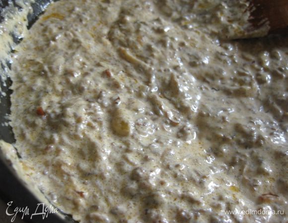 Грибы посолить, поперчить и влить сливки, добавить молотую паприку и мелко нарезанный чеснок.
Тушить грибы со сливками на большом огне, постоянно помешивая ещё 2-3 минуты, чтобы сливки упарились примерно на треть.