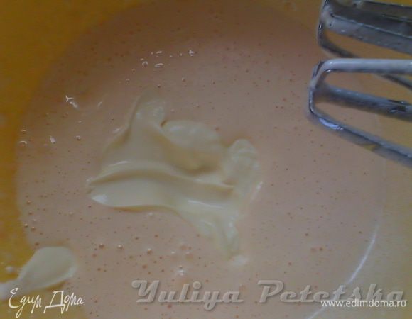 Нам нужно сделать тесто. Можно замесить все тесто сразу, потом разделить его на 4 части и в каждую добавить наполнитель. и испечь коржи поочередно. Но я делаю по другому. Замешиваю половину теста. Пеку 2 коржа. Затем опять тесто и еще 2 коржа. Итак. Нам нужно 2 яйца взбить с 1 стаканом сахара. Взбивать сложно. Так ка на такое кол сахара жидкости маловато. Но... 