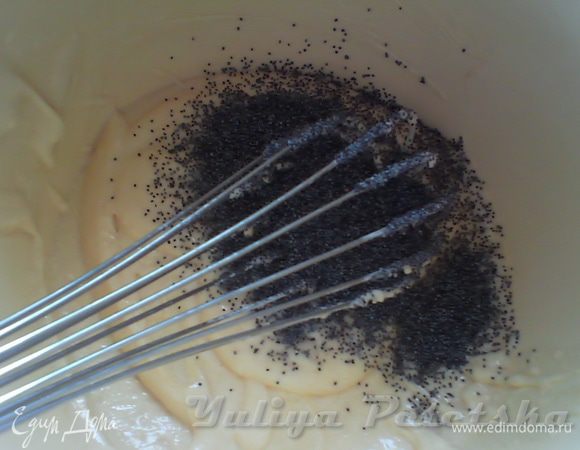 потом добавляем 200 г сметаны (это пол пачки стандартной) и 1 ст л растительного масла. И взбиваем немного. Добавляем 1 стакан просеянной муки с 1 ч л разрыхлителя. перемешать.Разделить тесто на 2 части. В одну добавить мак 