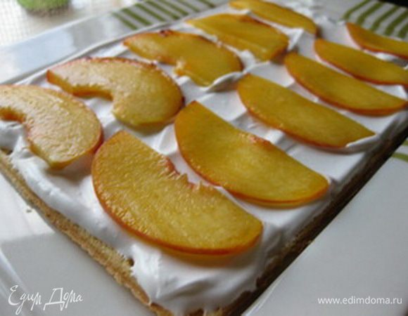 А теперь собрать торт: вафлю выложить на блюдо, смазать взбитыми сливками, уложить дольки персика.
Сверху накрыть следующей вафлей, слегка придавить и повторить те же действия: сливки, персики. 