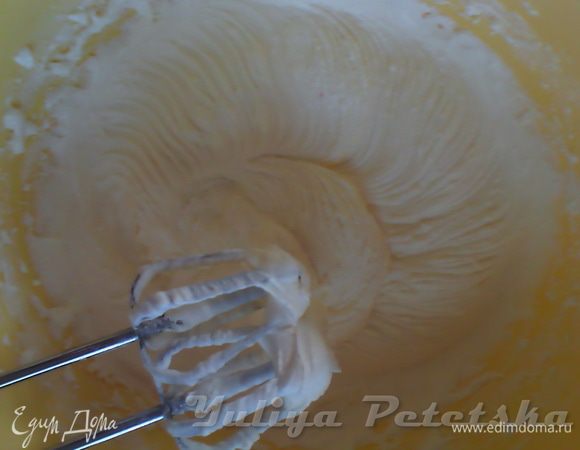 Крем. Взбить сметану с сахарной пудрой и ванильным сахаром. Иногда я беру обычную нежирную (20%) сметану которая не взбивается и добавляю к ней "Сметанфикс". 