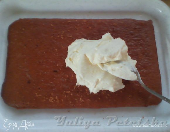 Визуально разделить крем на 4 части. Промазать каждый корж. Когда сметана жирная или с сметанфиксом - крем не растекается. 