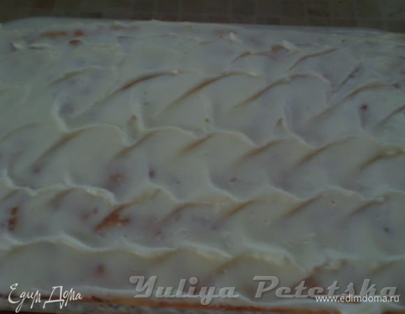 Верх крема просто промазать шпателем или ложкой. "Сматанник" не нуждается в вычурном украшении. Он и так суперовый торт. Дать постоять в холодильнике ночь (или день). А лучше сутки :-) Если выдержка позволит :-)