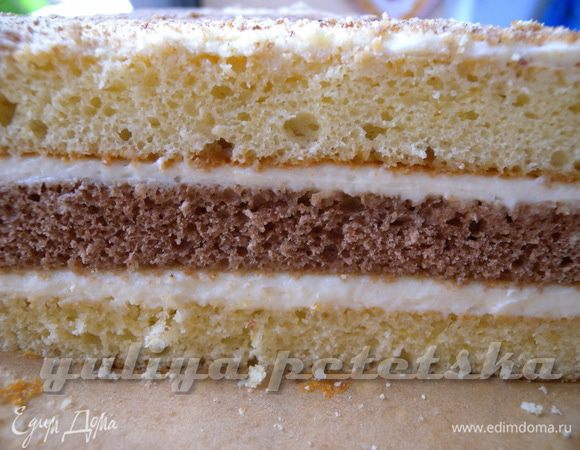 Если вы захотите круглый торт, советую тесто на каждый корж замешивать отдельно и выпекать последовательно 4 коржа. Получится на 1 корж: 1 яйцо, 0,5 ст сахара, 0,5 ст муки, пол чайной ложки разрыхлителя, чайная ложка растительного масла. Так же кто не любит наполнители (мак, изюм, орехи) можно просто сделать светлый корж и  корж с какао. Чередовать их в торте. 