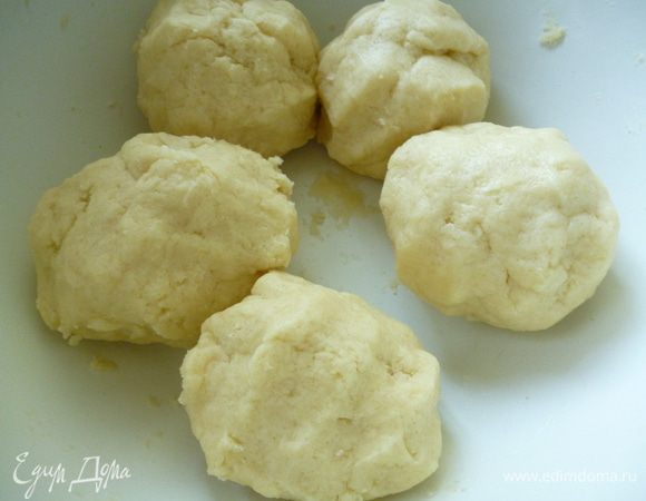 Добавить муку, замесить тесто (оно получается мягким). Разделить тесто на 6 шаров, завернуть в пленку и поставить в холодильник.
