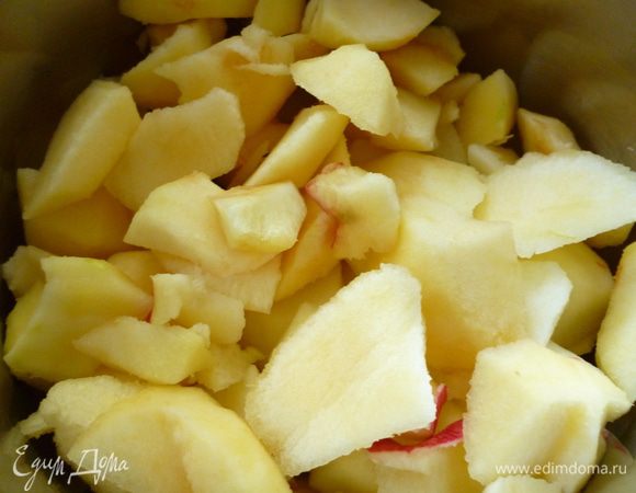 Приготовим яблочное пюре: 5-6 яблок средней величины почистить от кожицы, удалить сердцевину и нарезать кусочками, сложить в кастрюльку, добавить  половину стакана воды и тушить на медленном огне до мягкости и до полного испарения жидкости. Охладить.Пюре должно быть густое.