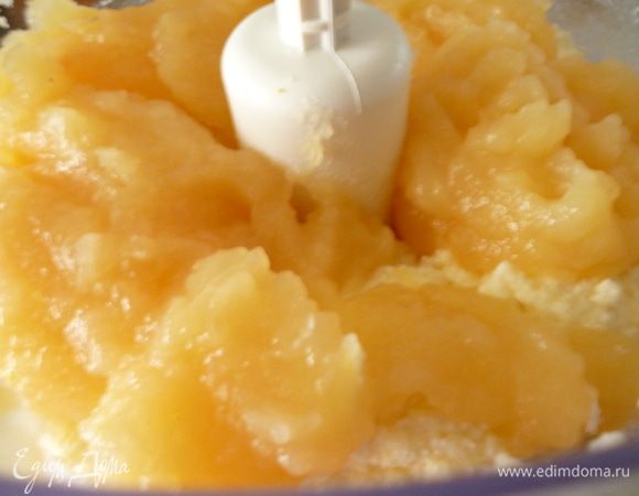 Теперь приготовим творожную массу: творог лучше протереть через сито. Я готовила начинку с помощью комбайна. К творогу добавить сахар, яйца, манку, лимонную цедру, хорошо перемешать, добавить сметану и яблочное пюре и опять хорошо перемешать до однородной массы.