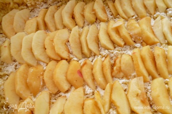 Выкладываем слой почищенных от кожицы и нарезанных дольками яблок. По желанию яблоки можно слегка присыпать сахаром.
