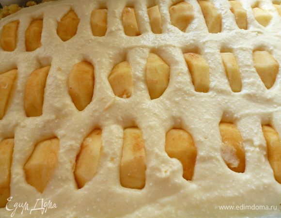 На них распределяем творожную начинку и опять дольки яблок.