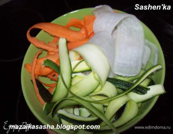 Пока варится лапша овощечисткой нарезать овоши на длинные и тонкие слайсы.