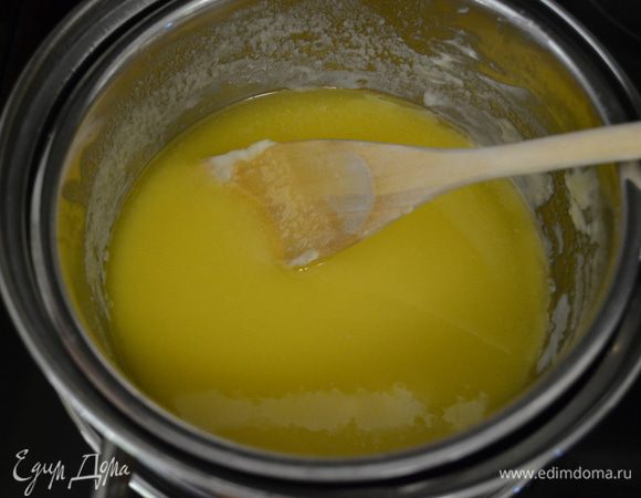 Белый шоколад и масло растопить на паровой бане, помешивая дерев.ложкой. Дать остыть.