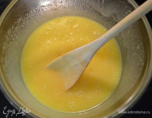 Взбить яйца с сахаром, добавить массу с шоколадом. Хорошенько перемешать.