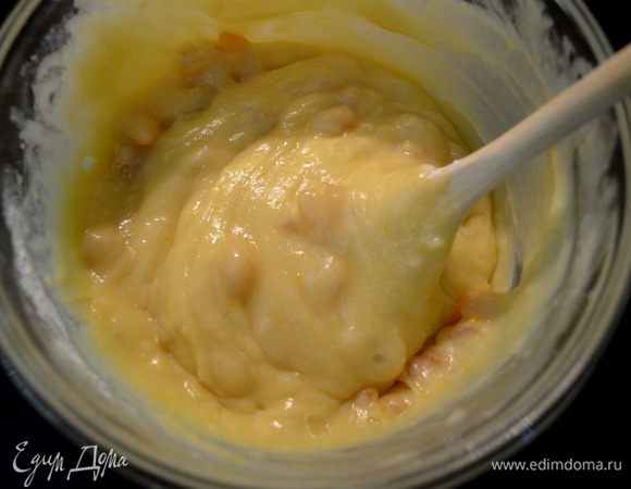 Отдельно муку смешаем с разрыхлителем, солью и порезанным абрикосом.
Добавим все в жидкую массу и перемешаем.