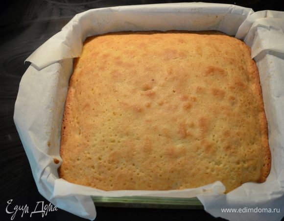 Выльем тесто в приготовленную форму,поставим в разогретую духовку на 180 гр. на 30-35 мин. Проверяем центр зубочисткой. 
Достать из духовки, дать остыть полностью.