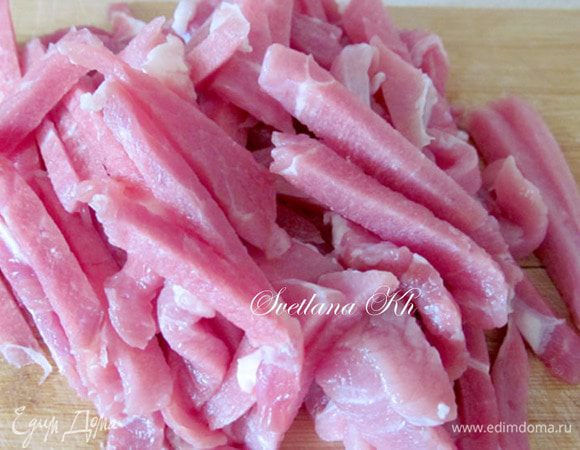 Говядину нарежьте очень тонкой соломкой. Лучше это делать в подмороженном виде. Быстро обжарьте ее в растительном масле. Масла нужно совсем немного.