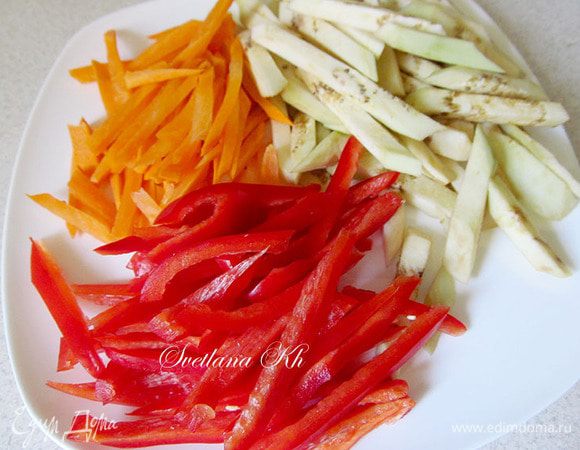 Перец, морковь и баклажаны тоже нарежьте тонкой соломкой. Постепенно добавьте овощи к мясу. Я еще добавила небольшую луковицу, но это по желанию. Овощи не обжаривайте, а прогревайте на медленном огне 10 минут, они должны остаться полусырыми.