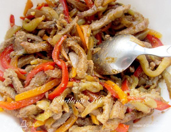 Для маринада возьмите кунжутное масло, соевый соус, лимонный сок, острый красный перец, молотый кориандр, чеснок. Все смешайте, хорошо растирая. Охлажденные овощи и мясо залейте маринадом и дайте немного постоять. Перемешайте.