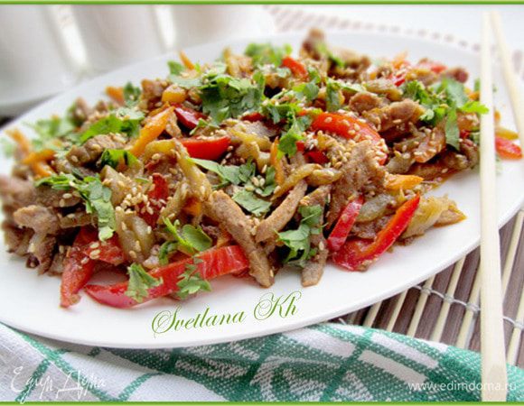 Сверху посыпьте кунжутными семечками и украсьте рубленой зеленью (кинза, укроп, петрушка).