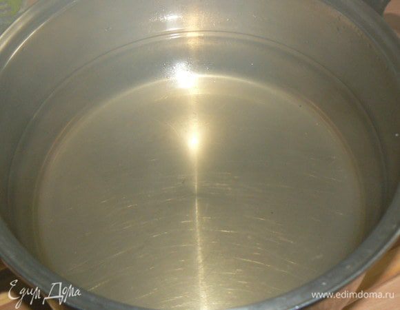 варим нужное количества сиропа. в горячую воду добавляем сахар и помешивая кипятим до полного растворения сахара