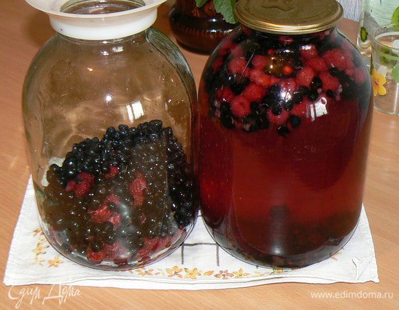 Горячим сиропом заливаем ягоды и сразу закатываем крышки.
Переворачиваем банки и укутываем теплыми вещами на целые сутки (до полного остывания). 
Так происходит процесс стерилизования. 
Убираем в прохладное место.