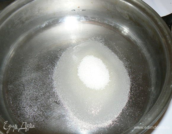 В емкость налить немного воды и, постепенно помешивая, добавлять сахар.