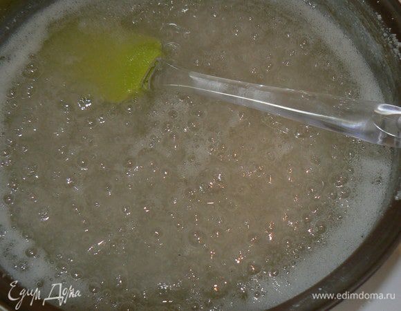 Должен получиться густой сахарный сироп. При необходимости добавить еще воды.