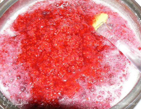 Вылить малину в сироп, плиту отключить. Пенку снять. Теперь помешиваем до полного остывания на плите.