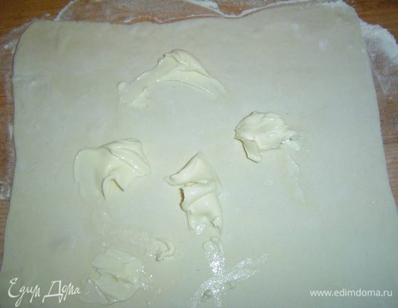 Раскатываем тесто и на него выкладываем мягкий сливочный сыр и распределяем по всей поверхности теста.