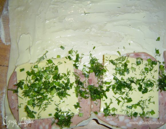 Нарезаем зелень,и посыпаем колбасу.