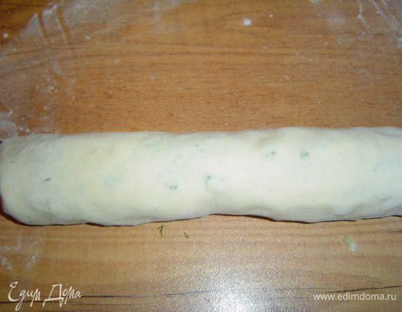 Сворачиваем рулетик и смазываем его яйцом.После этого отправляем его в разогретую духовку,и выпекаем до готовности.