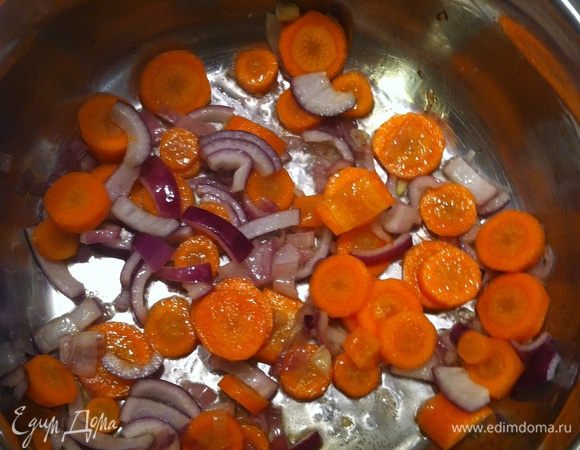 В кастрюлю налить оливкового масла и поджарить лук и морковку