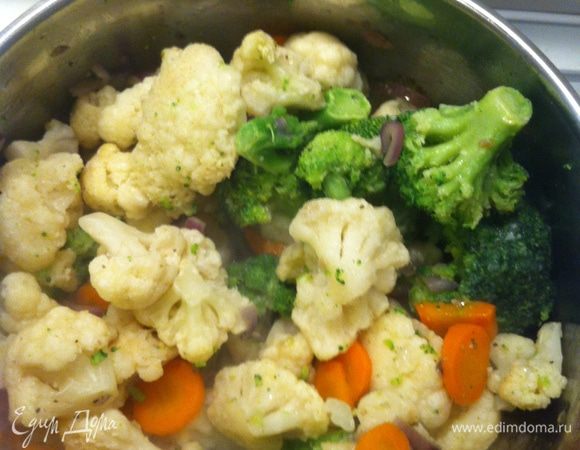 Через 5 мин добавить соцветия брокколи и цветной капусты. Обжаривать еще 3-5 минут.   