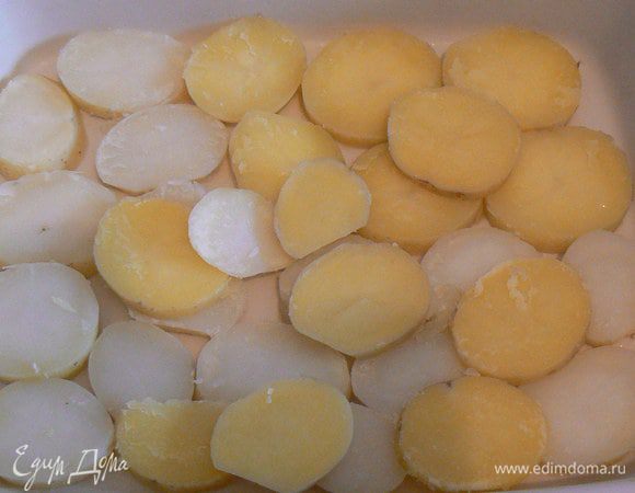 Отварить молодой картофель, можно в мундире. Дно формы смазать маслом. Выложить по дну порезанный кружочками картофель