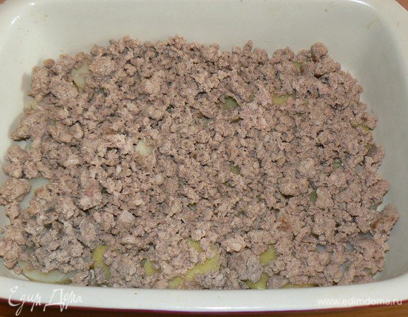 Сверху разложить и разровнять слегка обжаренный фарш.