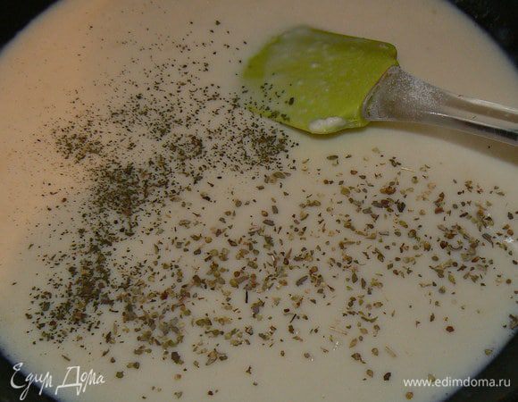 Разогреть в сковороде  сливочное масло, добавить муку и хорошо перемешать, постепенно влить теплое молоко, хорошо перемешивая венчиком, посолить, поперчить, добавить орегано, базилик довести до кипения и потомить 5 минут.