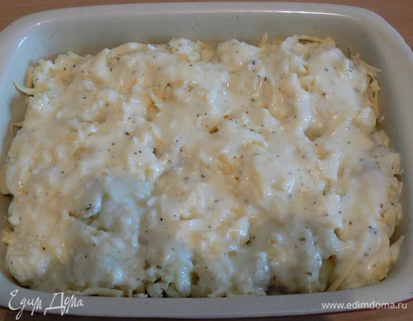 посыпать капусту тертым сыром, полить соусом.