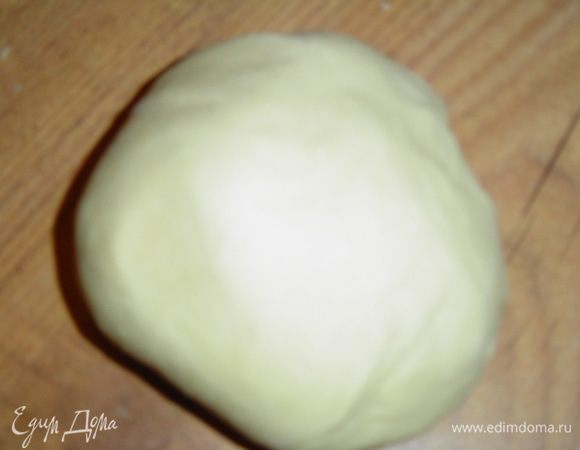 Из муки, воды, и соли замешиваем тесто, накрываем его и оставляем на 30 минут. 