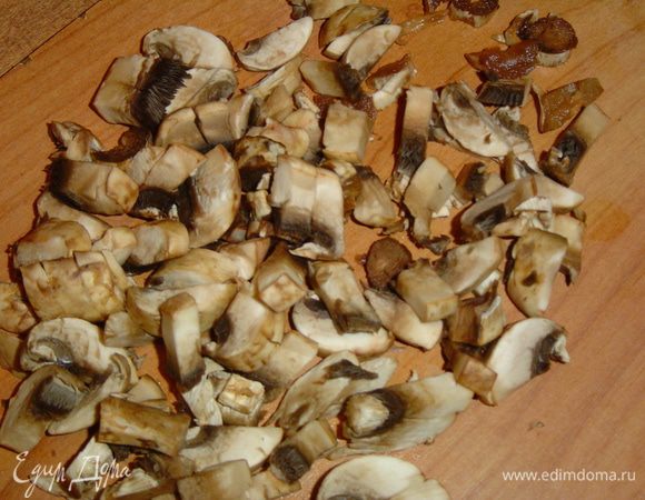 Шинкуем капусту, ошпариваем ее кипятком, охлаждаем и отжимаем  воду. Лук и грибы  нарезаем небольшими кусочками, также ошпариваем и отжимаем, соединяем с капустой, перемешиваем, и солим по вкусу. 