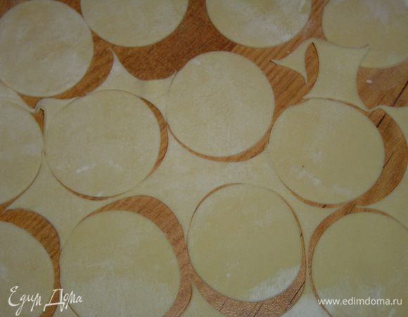 Тесто раскатываем в тонкий пласт,
с помощью выемки вырезаем кружки диаметром 6 см. 