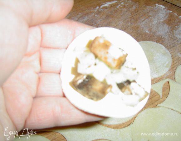 На середину каждого кружка кладем по чайной ложке фарша, края плотно соединяем и защипываем. 