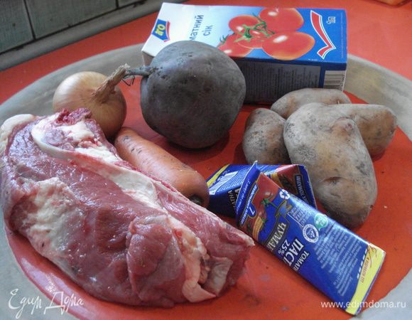 Начинаем с приготовления бульона, для этого моем мясо, нарезаем небольшими кусками, кладем в воду и варим до готовности, добавив лавровый лист, перец-горошек и щепотку соли.