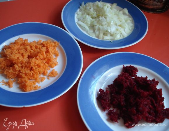 Минут за 10 до готовности кладем в бульон морковь, натертую на мелкой терке, и мелко нарезанный лук (половину порции), а когда пройдет пару минут, добавить свеклу, так же натертую на мелкой терке, и пусть покипит до прозрачности бульона.