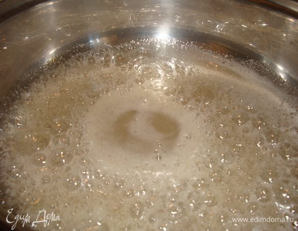 Уксус со 180 г сахара смешать и поставить на огонь. Добиться полного растворения сахара и кипения.