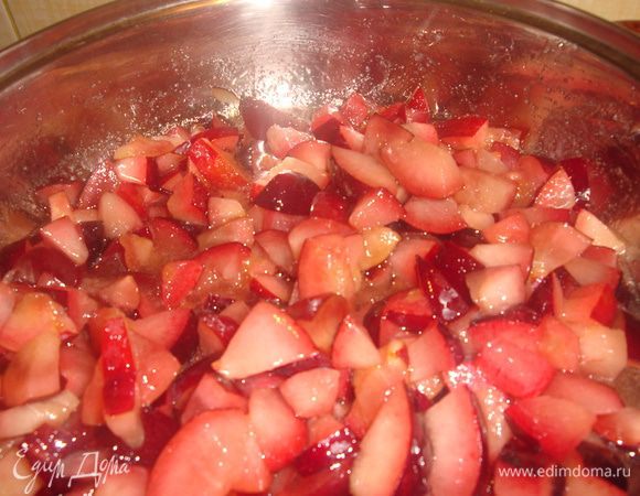 Вымыть и нарезать сливы. Добавить их к кипящему сахару, приправить корицей, всё перемешать и выключить.