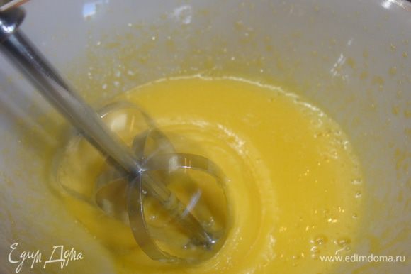 Взбить 2 яйца с 70 г сахара, чтобы масса увеличилась в объёме в 2-3 раза.